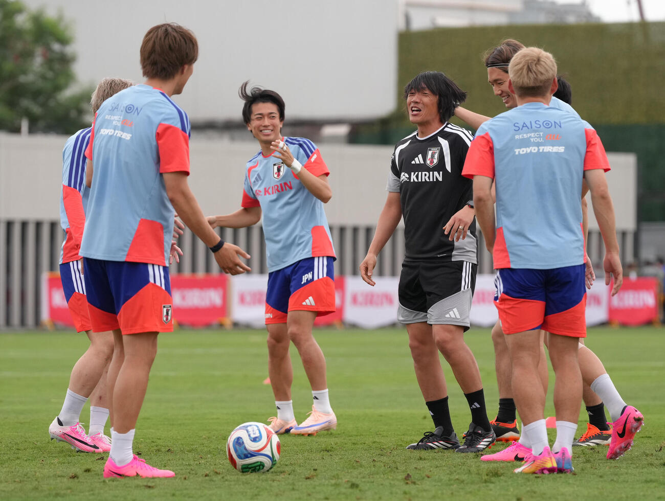 サッカー日本代表W杯北中米大会事前合宿　練習中、笑顔を見せる中村敬斗（中央左）、中村俊輔コーチ（同右）ら（撮影・足立雅史）