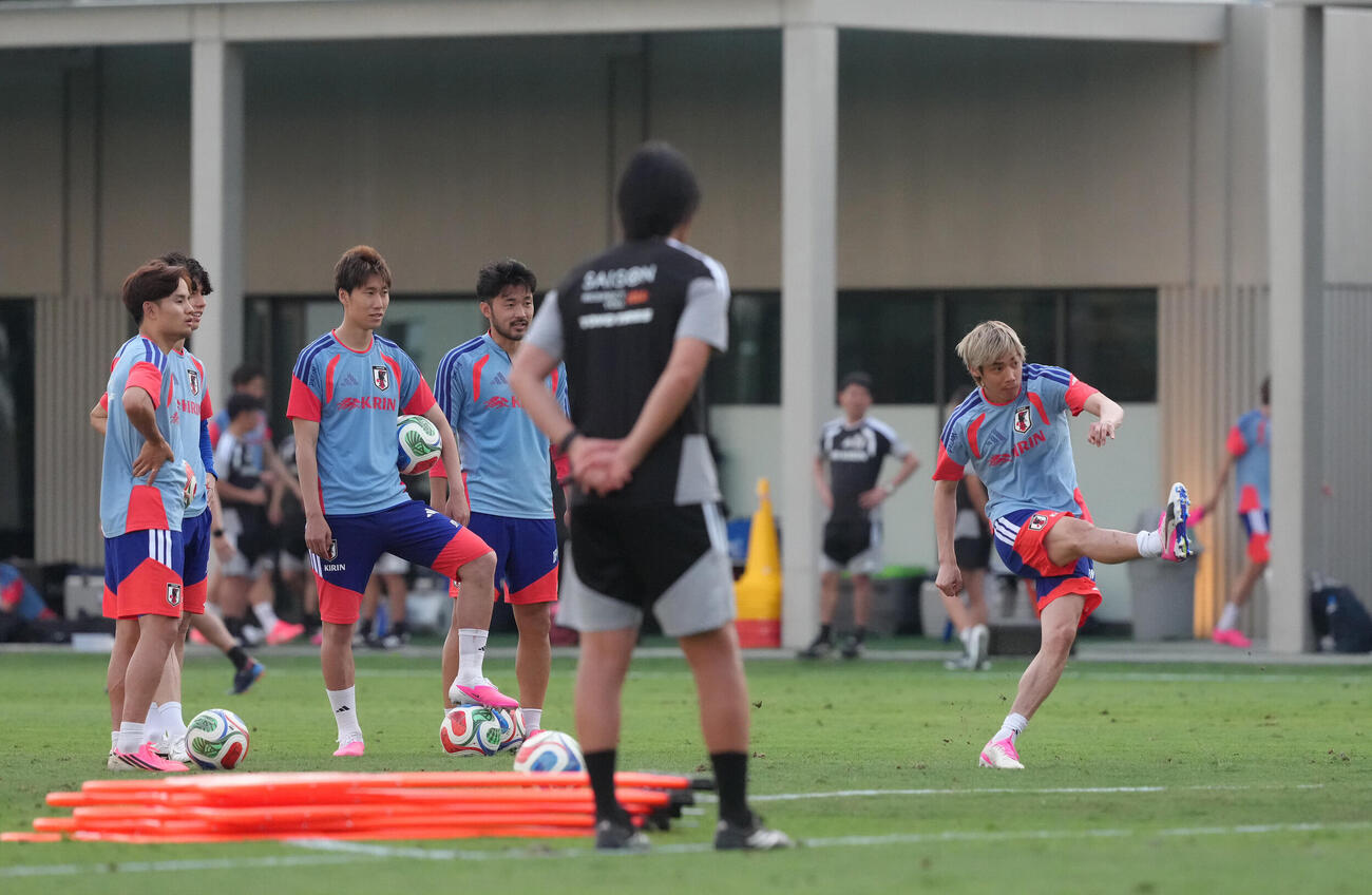 サッカー日本代表W杯北中米大会事前合宿　中村俊輔コーチ（手前）が見つめる中、FK練習に臨む伊東純也（右端）ら（撮影・足立雅史）