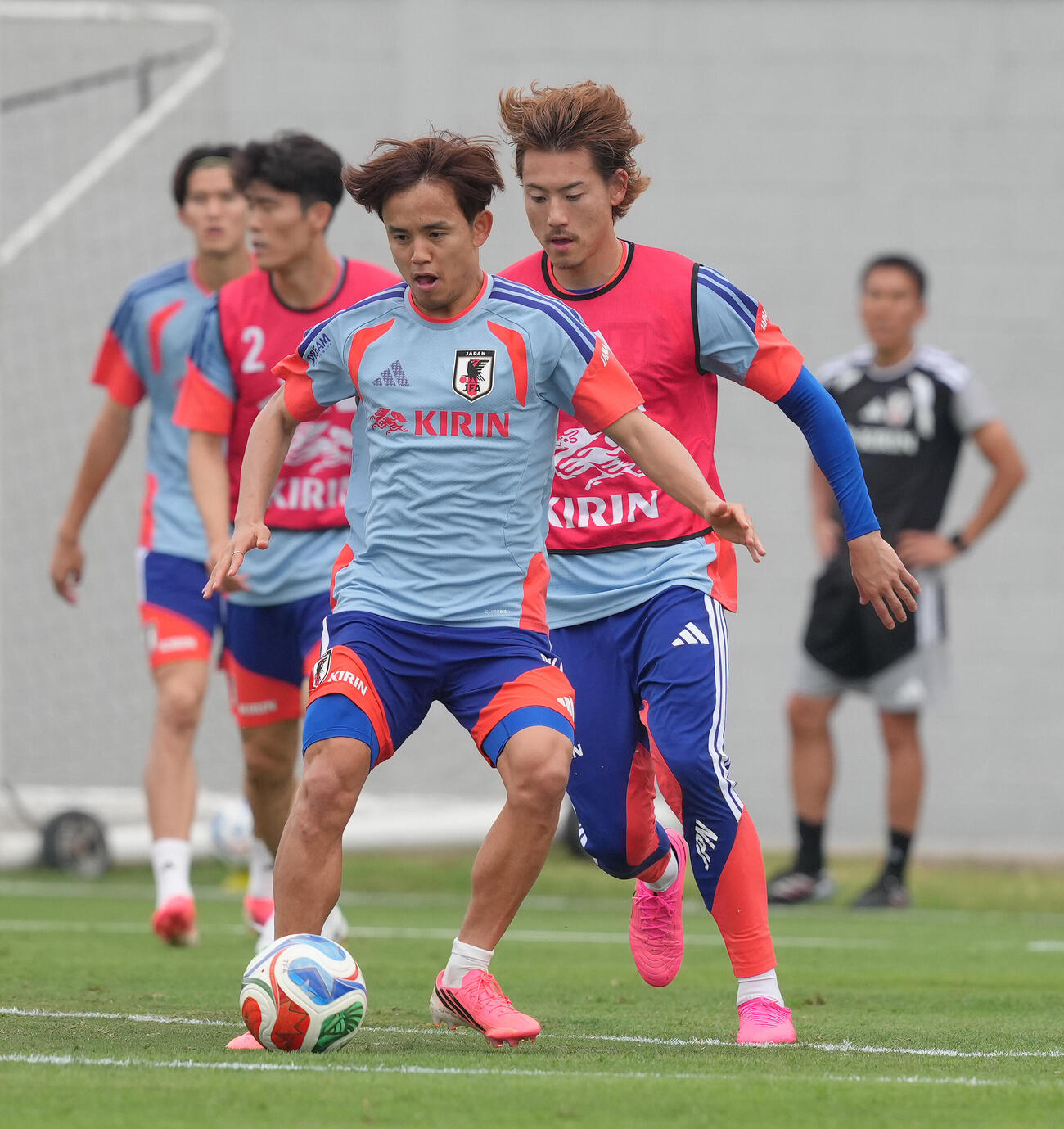 サッカー日本代表W杯北中米大会事前合宿　練習で競り合う久保建英（左）と瀬古歩夢　（撮影・足立雅史）
