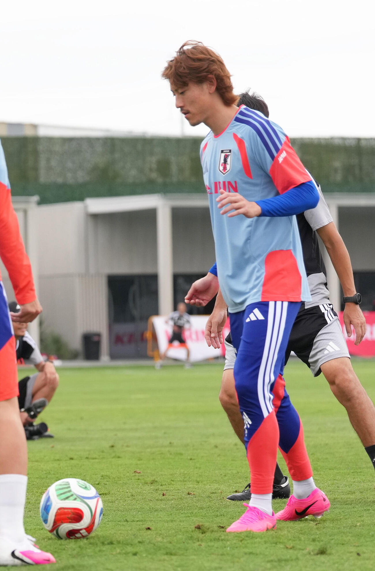 サッカー日本代表W杯北中米大会事前合宿　ボール回しする瀬古歩夢（撮影・足立雅史）