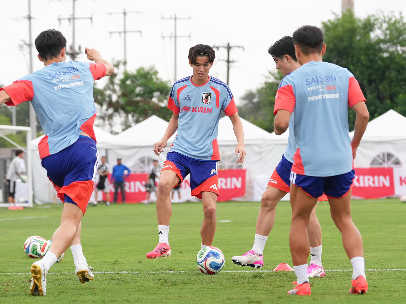 サッカー日本代表W杯北中米大会事前合宿　ボール回しする後藤啓介（中央）ら（撮影・足立雅史）