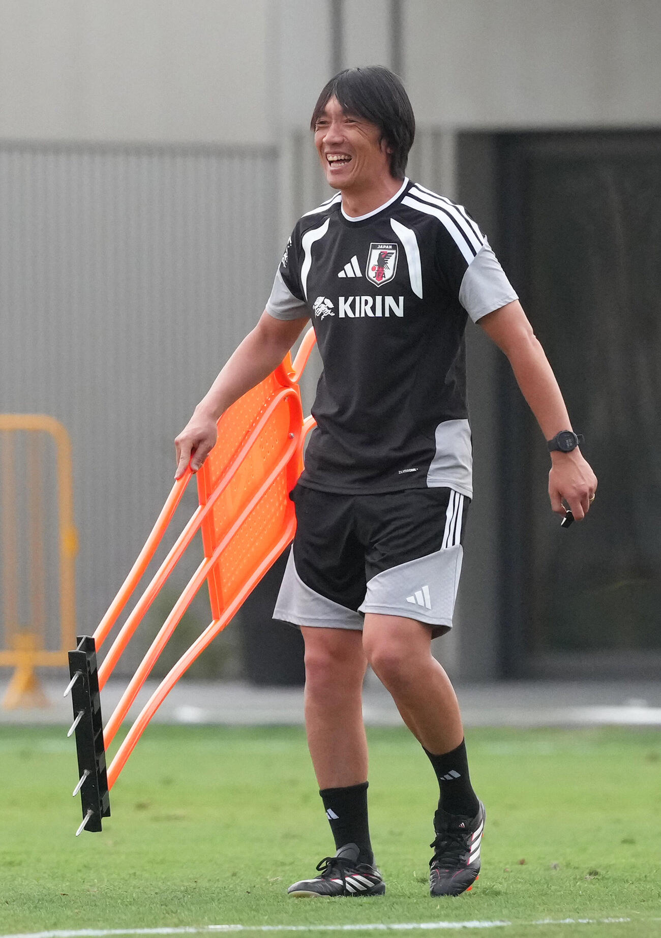 サッカー日本代表W杯北中米大会事前合宿　FKの壁のダミーを手に笑顔を見せる中村俊輔コーチ（撮影・足立雅史）