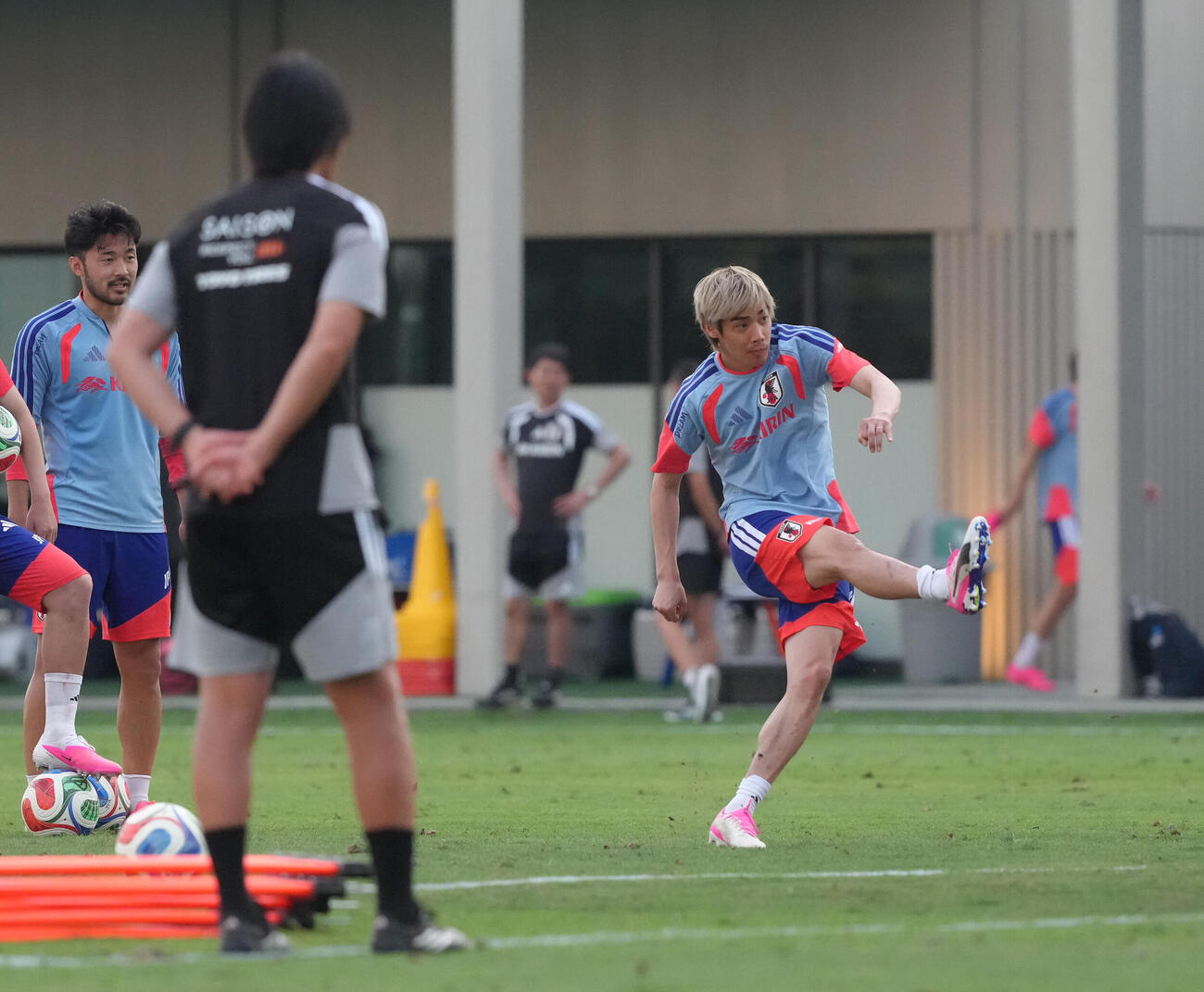 サッカー日本代表W杯北中米大会事前合宿　中村俊輔コーチ（手前）が見つめる中、FK練習に臨む伊東純也（撮影・足立雅史）