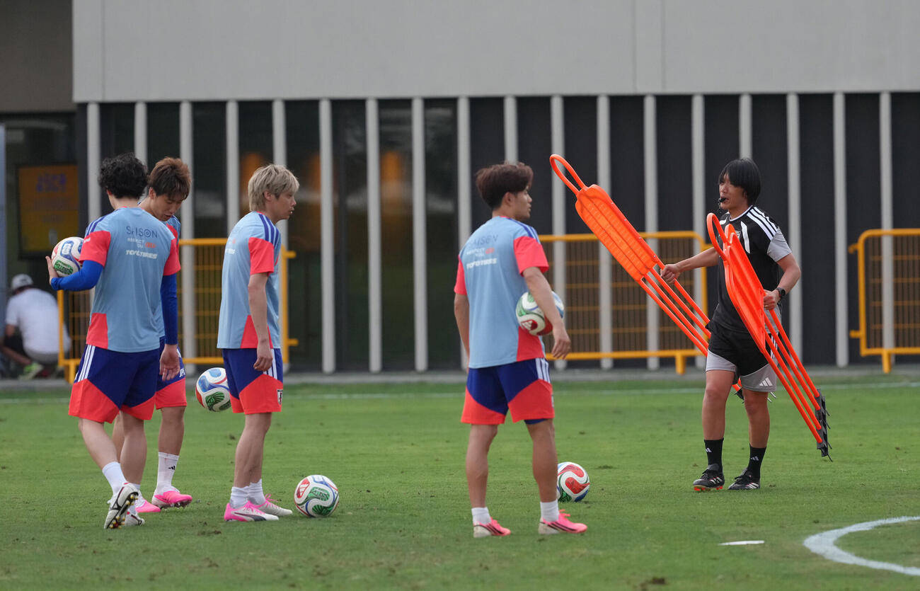 サッカー日本代表W杯北中米大会事前合宿　久保建英（右から2人目）、伊東純也（同2人目）らのFK練習を見つめる中村俊輔コーチ（右端）（撮影・足立雅史）
