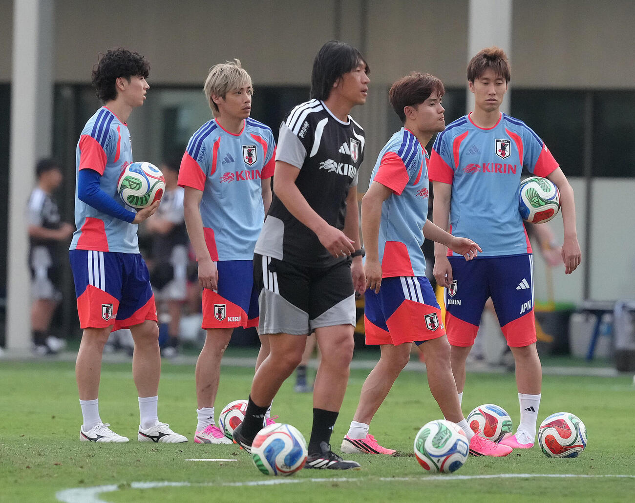 サッカー日本代表W杯北中米大会事前合宿　中村俊輔コーチ（中央）が見つめる中、FK練習に臨む、左から田中碧、伊東純也、1人おいて久保建英、鎌田大地（撮影・足立雅史）