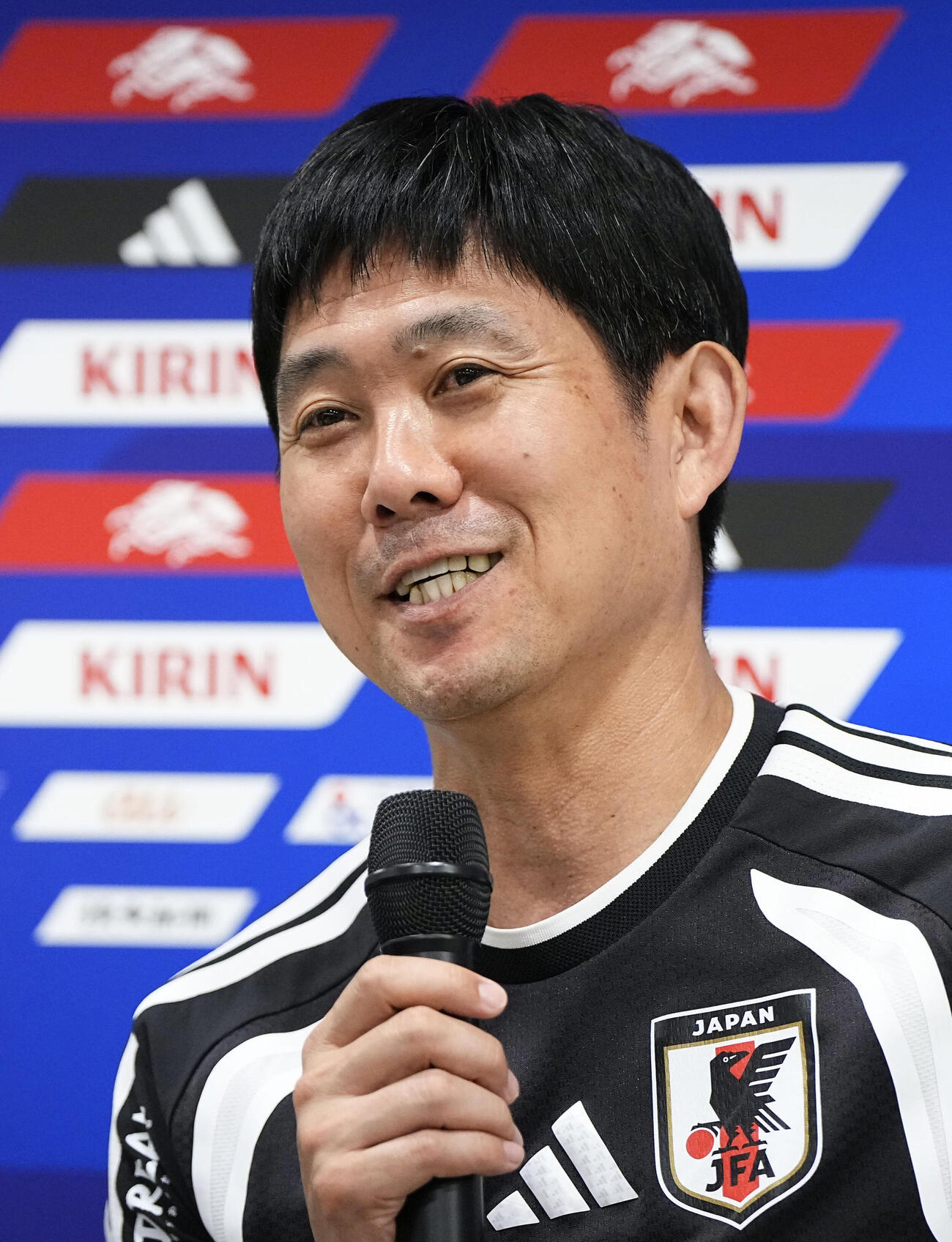 事前合宿を終え取材に応じる森保監督（共同）