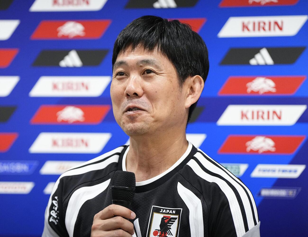 事前合宿を終え取材に応じる森保監督（共同）