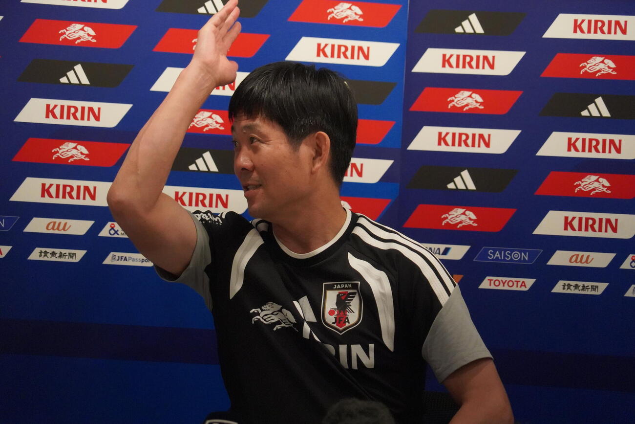 W杯北中米大会に向けたメキシコでの事前合宿総括の取材で、元日本代表安田理大さんとの絡みで盛り上げる日本代表の森保一監督