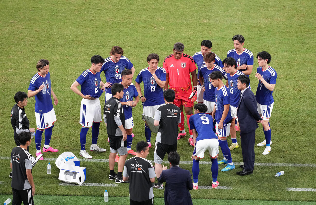 キリンチャレンジカップ2026　日本対アイスランド　後半、ハイドレーションタイムで集まる日本代表（2026年5月撮影）
