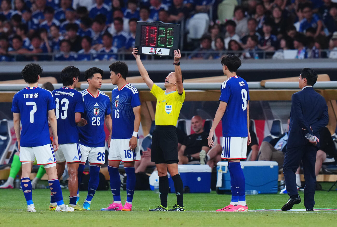 5月31日、アイスランド戦の後半、選手交代を行う日本代表