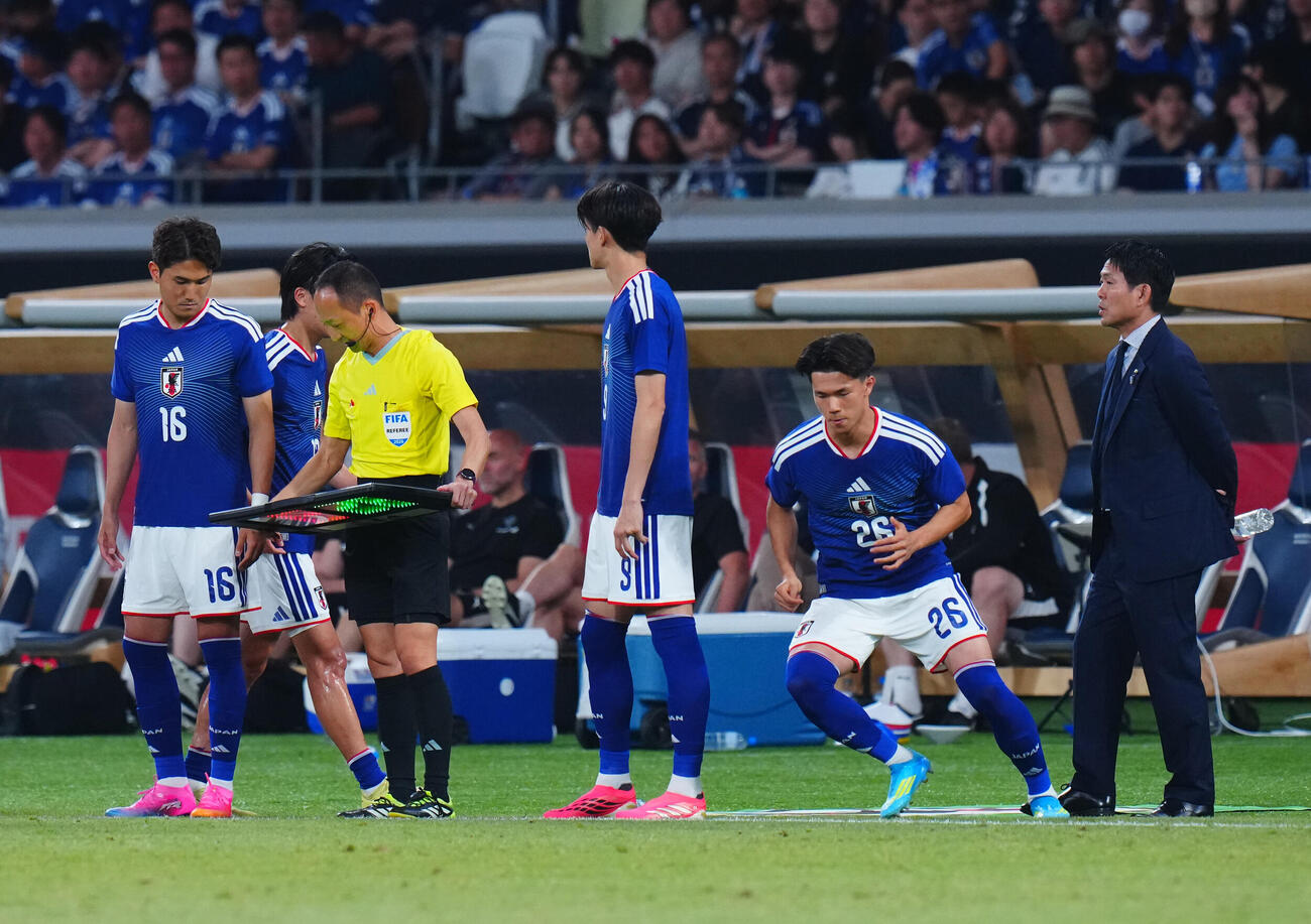 5月31日　キリンチャレンジカップ2026　日本対アイスランド　後半、選手交代を行う日本代表
