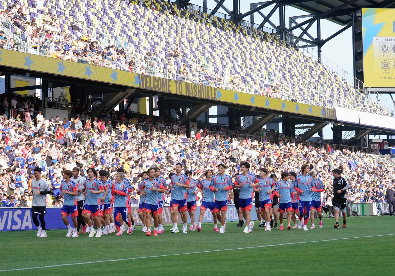 ベースキャンプで練習に臨む日本代表
