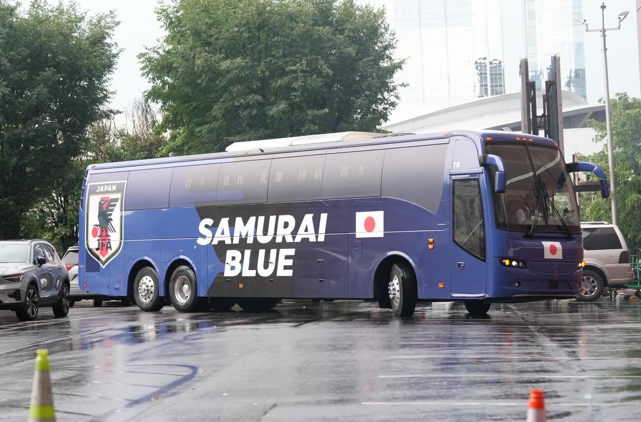 サッカー日本代表W杯北中米大会関連　ベースキャンプ地の米国・ナッシュビルの宿舎に到着した日本代表を乗せたバス（撮影・足立雅史）