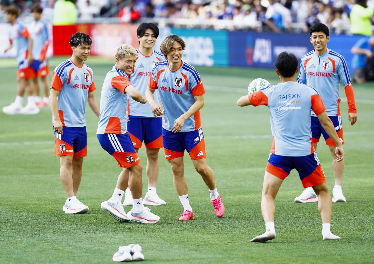 サッカーW杯北中米3カ国大会のベースキャンプ地、米ナッシュビルに到着し調整する堂安律（左から2人目）ら日本代表（共同）