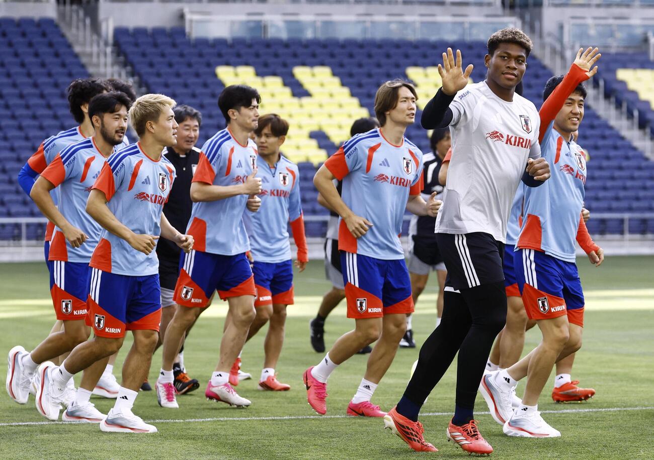 サッカーW杯北中米3カ国大会のベースキャンプ地、米ナッシュビルに到着し、調整する（右から）遠藤航、GK鈴木彩艶ら日本代表（共同）