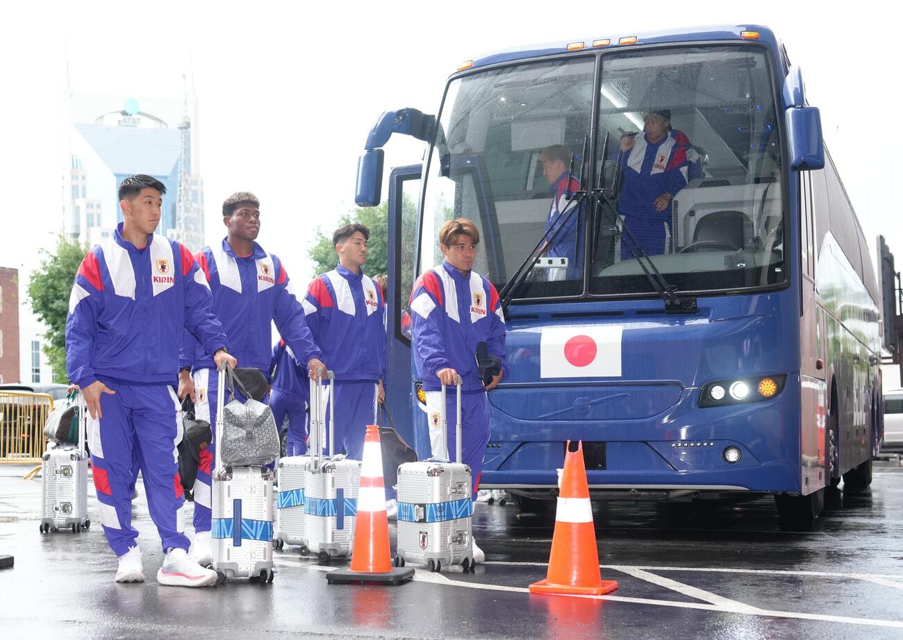 ベースキャンプ地の米国・ナッシュビルの宿舎に到着した、左からGK早川友基、GK鈴木彩艶、渡辺剛、佐野海舟（撮影・足立雅史）