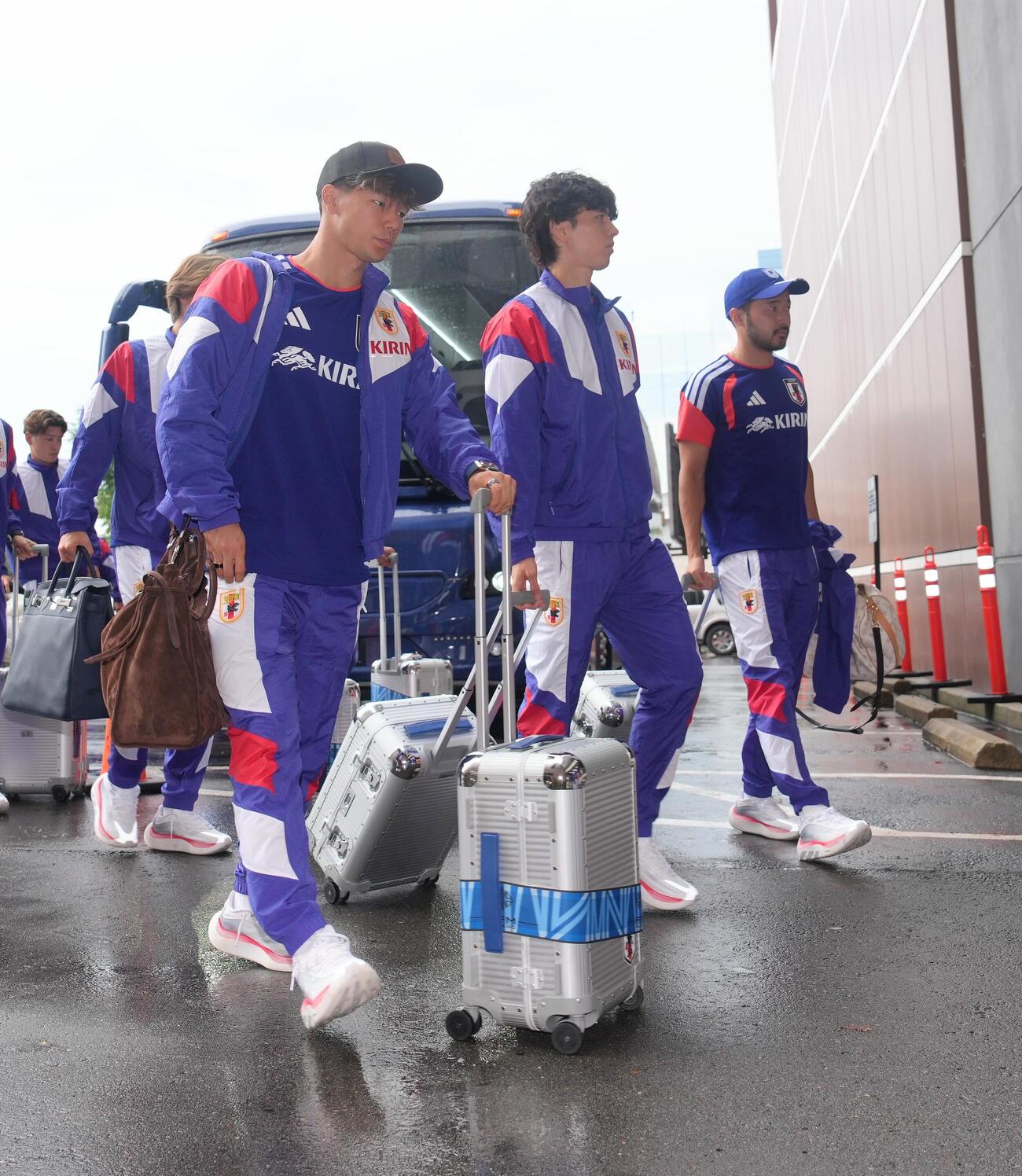 サッカー日本代表ベースキャンプ地の米国・ナッシュビルの宿舎に到着した、左から塩貝健人、田中碧、菅原由勢