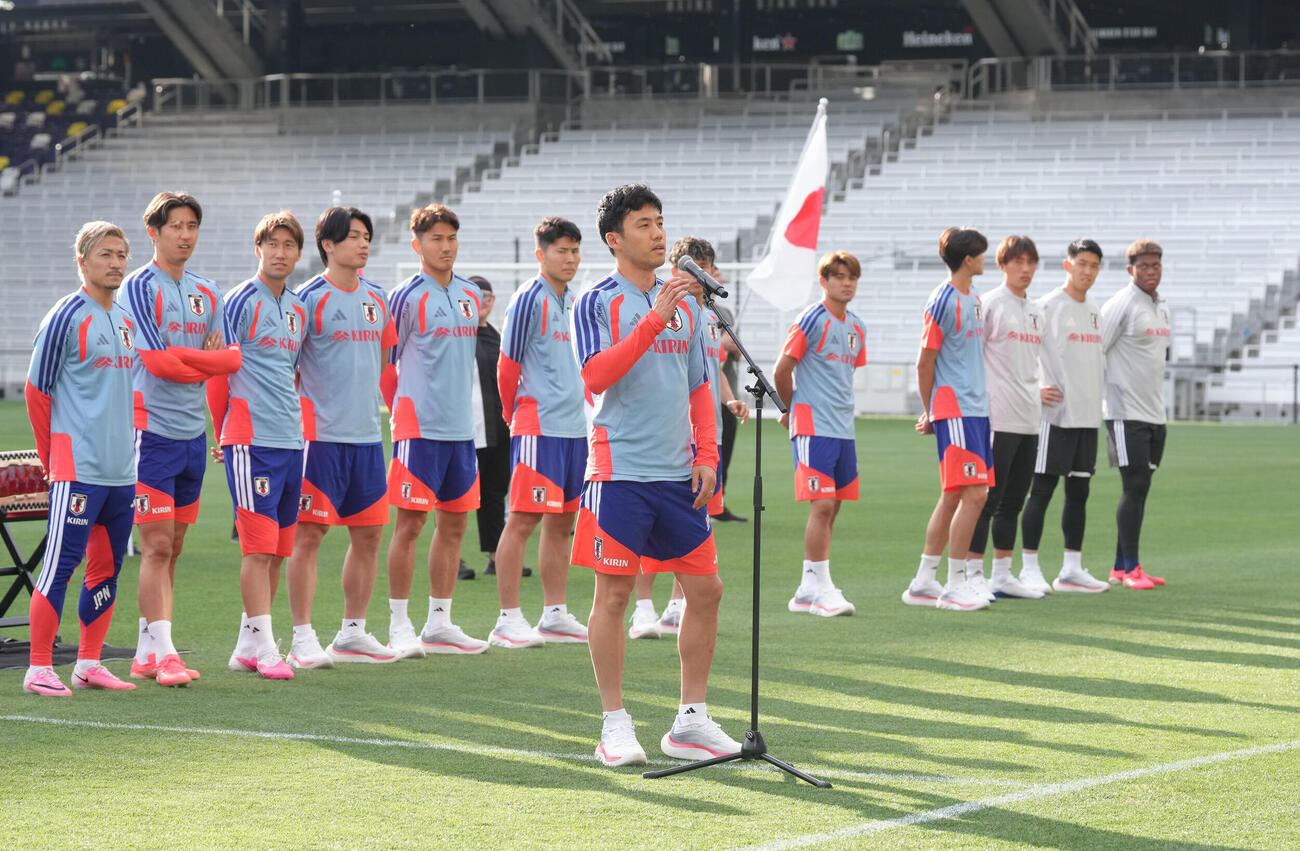 歓迎セレモニーで英語であいさつする遠藤航（撮影・足立雅史）