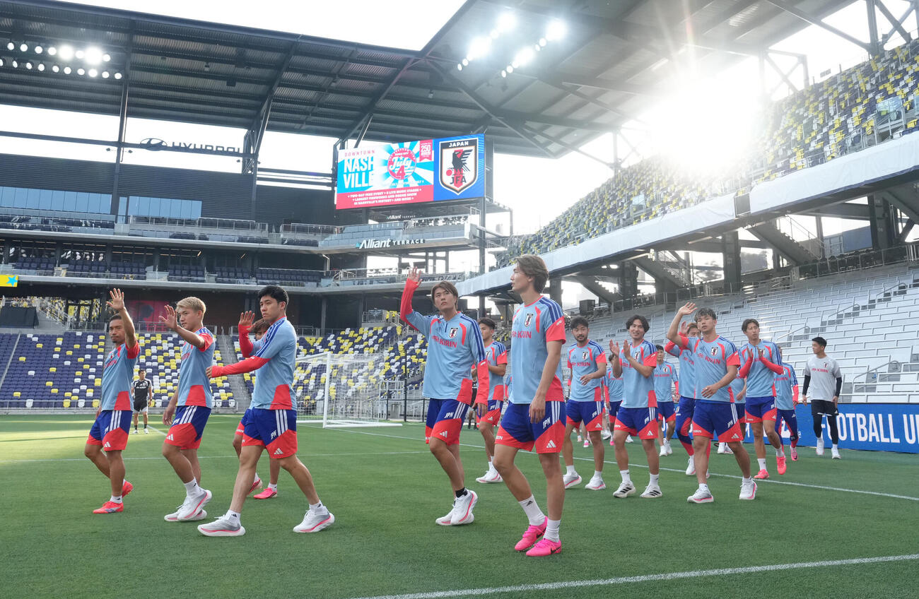 ファンの声援に応えながら練習に臨む日本代表（撮影・足立雅史）（撮影・足立雅史）