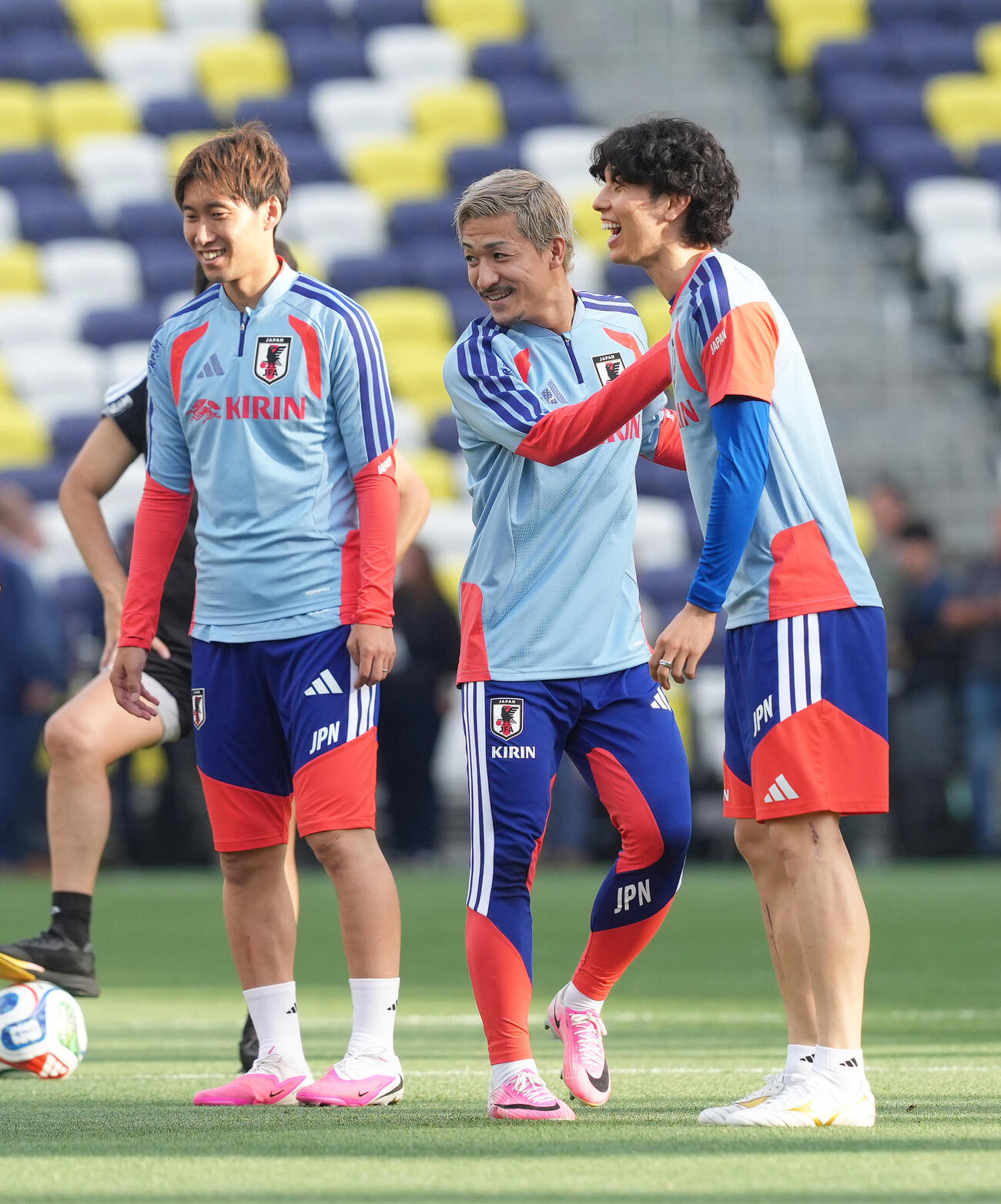 サッカー日本代表W杯北中米大会事前合宿　練習中、笑顔を見せる、左から鎌田大地、前田大然、田中碧（撮影・足立雅史）