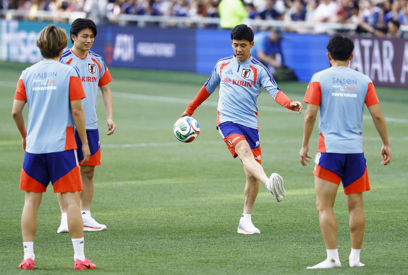 ナッシュビルで初練習する遠藤（右から2人目）（共同）