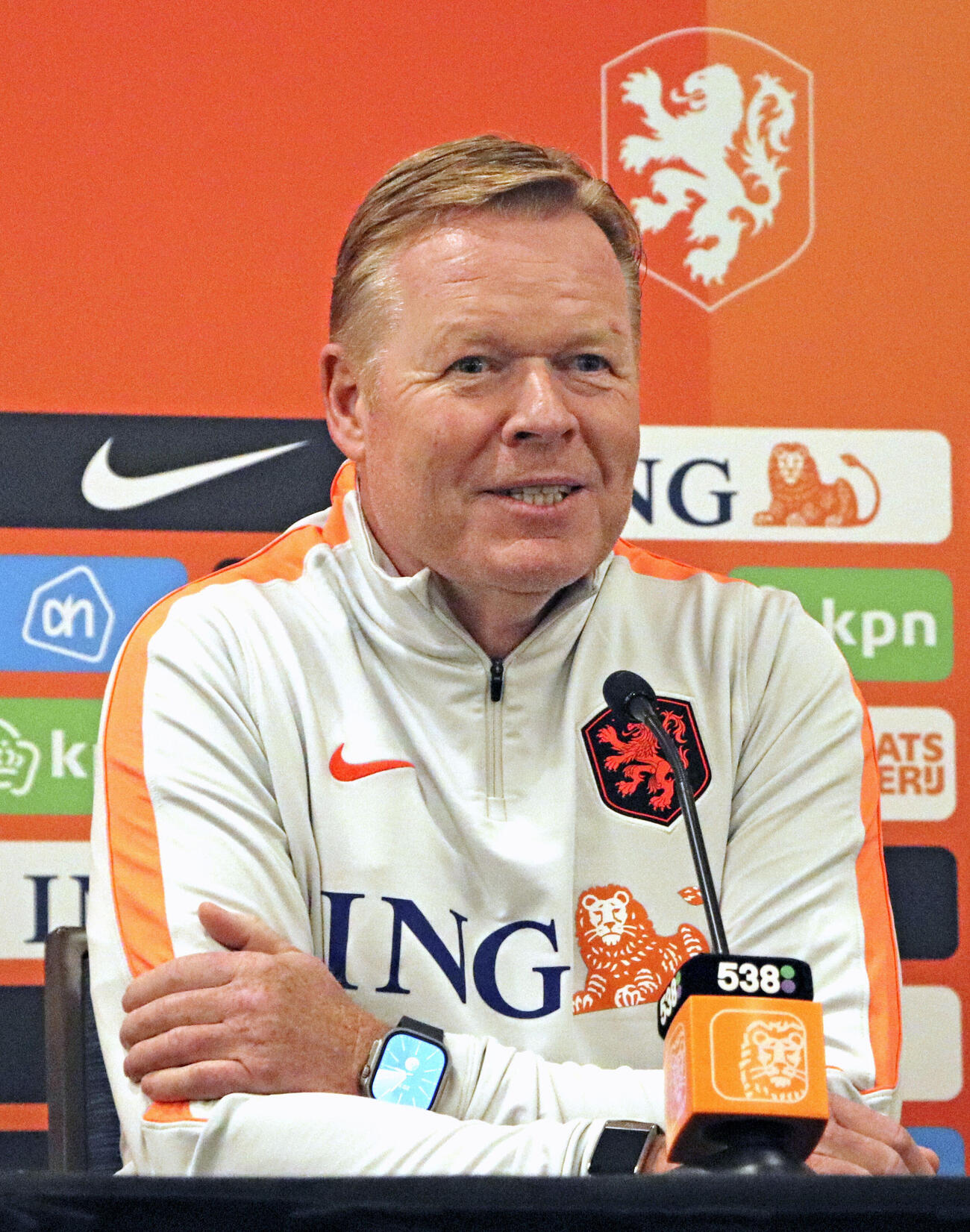 ウズベキスタンとの親善試合を前に、記者会見するオランダのクーマン監督＝7日、米ニューヨーク近郊（共同）