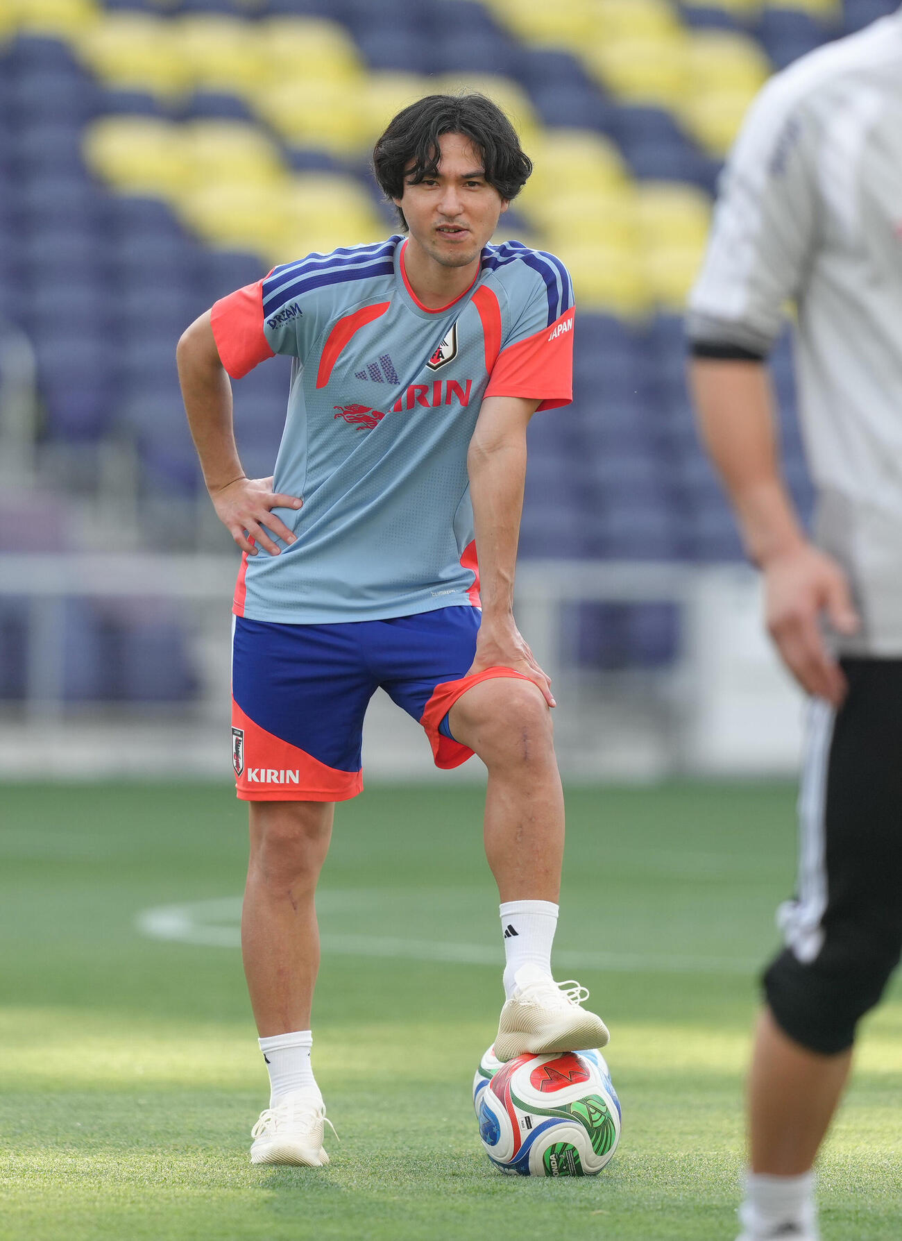 サッカー日本代表W杯北中米大会事前合宿　練習を見つめる南野拓実（撮影・足立雅史）