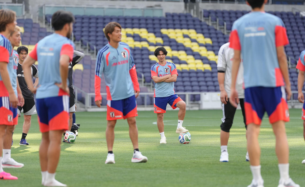 サッカー日本代表W杯北中米大会事前合宿　練習を見つめる南野拓実（中央右）（撮影・足立雅史）