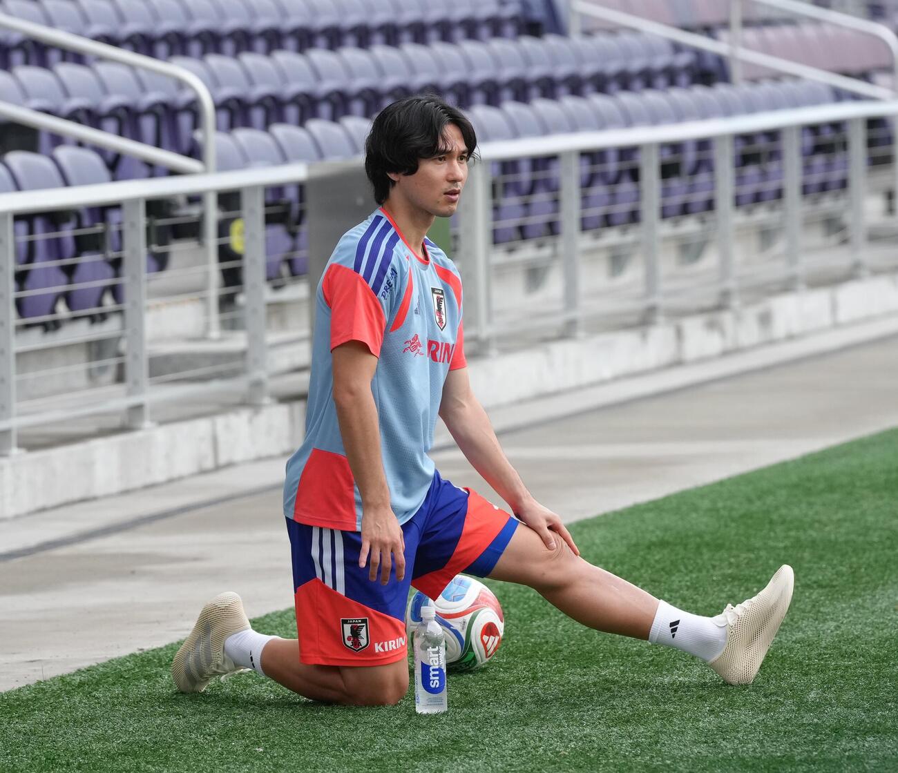 サッカー日本代表W杯北中米大会関連　ベースキャンプ　合流し、体を動かす南野拓実（撮影・足立雅史）
