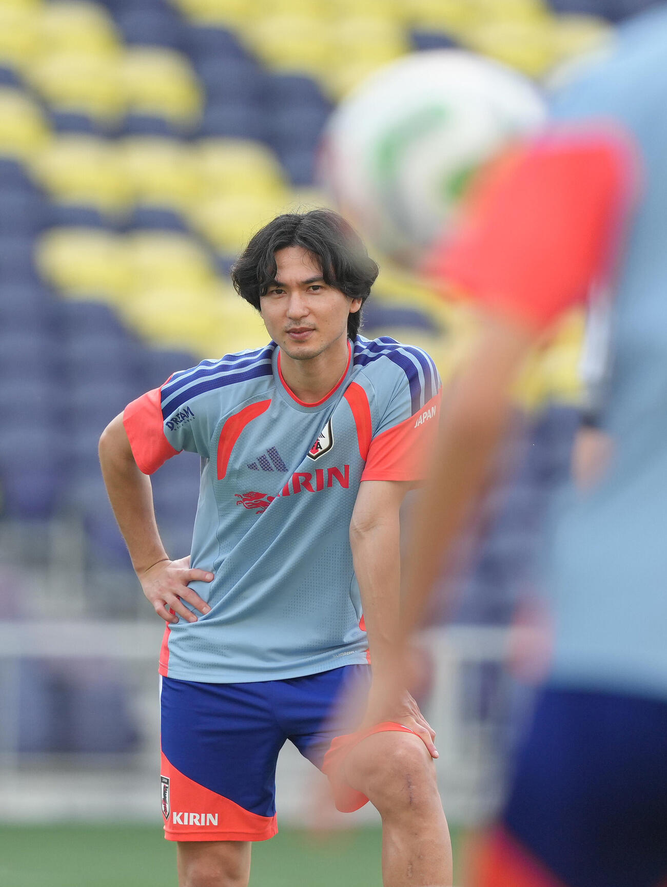 サッカー日本代表W杯北中米大会事前合宿　練習を見つめる南野拓実（撮影・足立雅史）