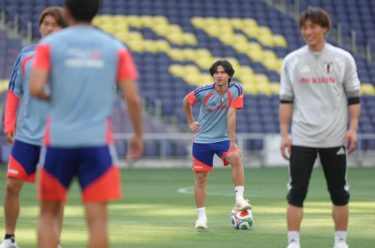 サッカー日本代表W杯北中米大会事前合宿　練習を見つめる南野拓実（撮影・足立雅史）＝2026年6月8日（現地時間）