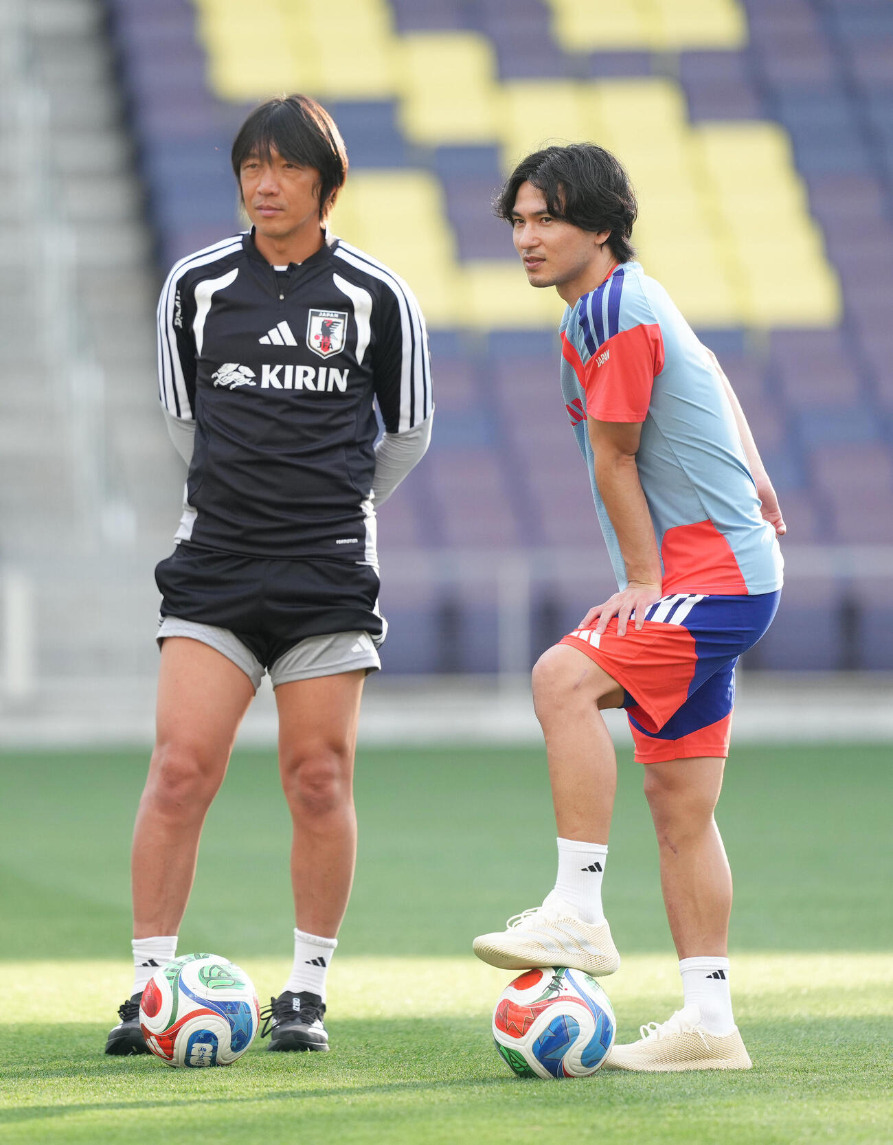 サッカー日本代表W杯北中米大会事前合宿　練習を見つめる中村俊輔コーチ（左）と南野拓実（撮影・足立雅史）