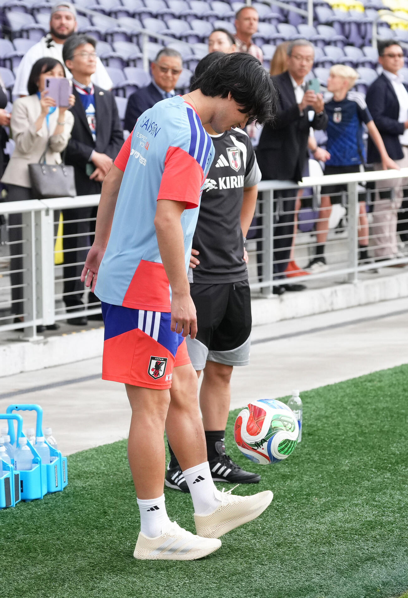 サッカー日本代表W杯北中米大会事前合宿　リフティングする南野拓実（撮影・足立雅史）