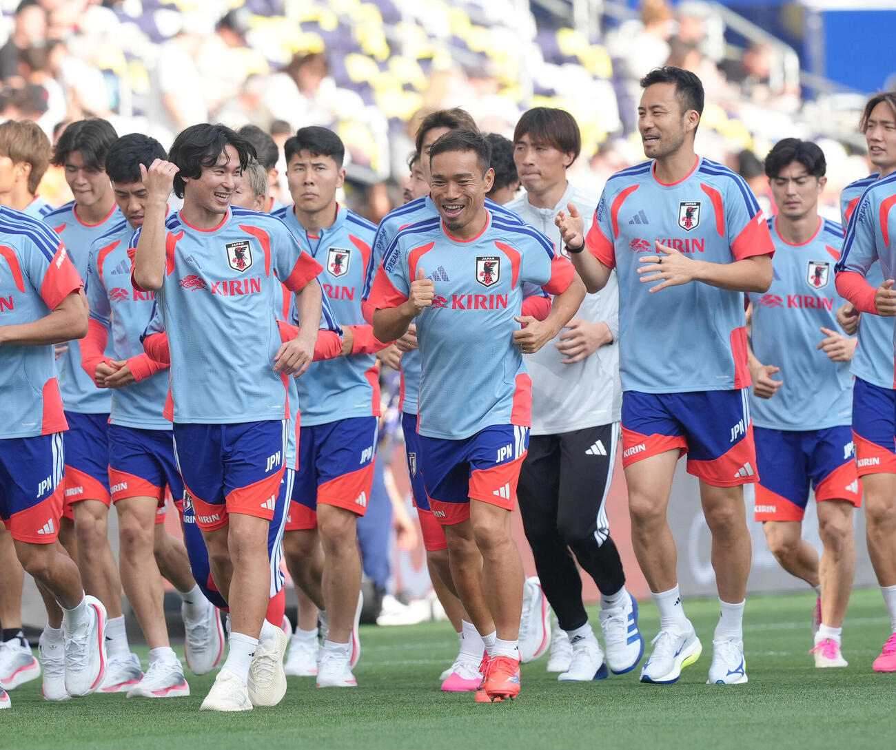サッカー日本代表W杯北中米大会事前合宿　リラックスした様子で練習に臨む、左から南野拓実、長友佑都、吉田麻也（撮影・足立雅史）