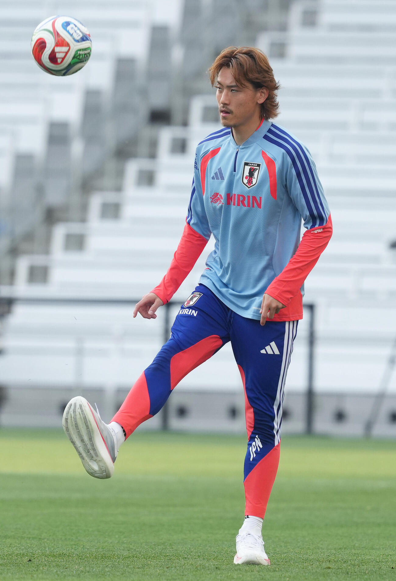 サッカー日本代表W杯北中米大会ベースキャンプ　ボール回しをする瀬古歩夢（撮影・足立雅史）＝2026年6月8日（現地時間）