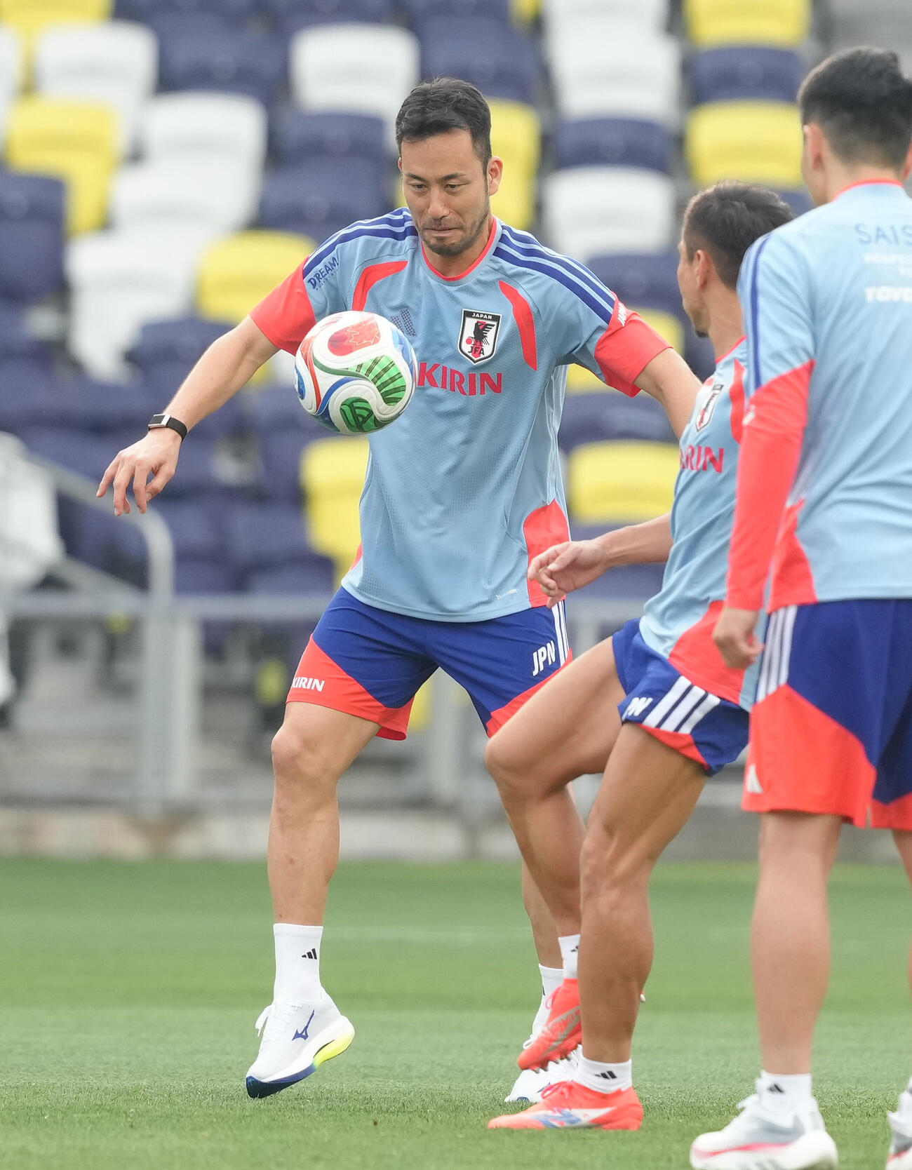 サッカー日本代表W杯北中米大会ベースキャンプ　ボール回しをする吉田麻也（撮影・足立雅史）＝2026年6月8日（現地時間）