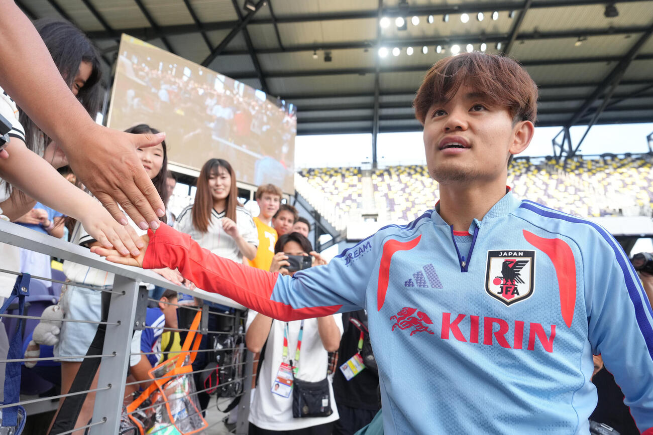 サッカー日本代表W杯北中米大会ベースキャンプ　スタンドのファンと握手を交わす久保建英（撮影・足立雅史）＝2026年6月8日（現地時間）