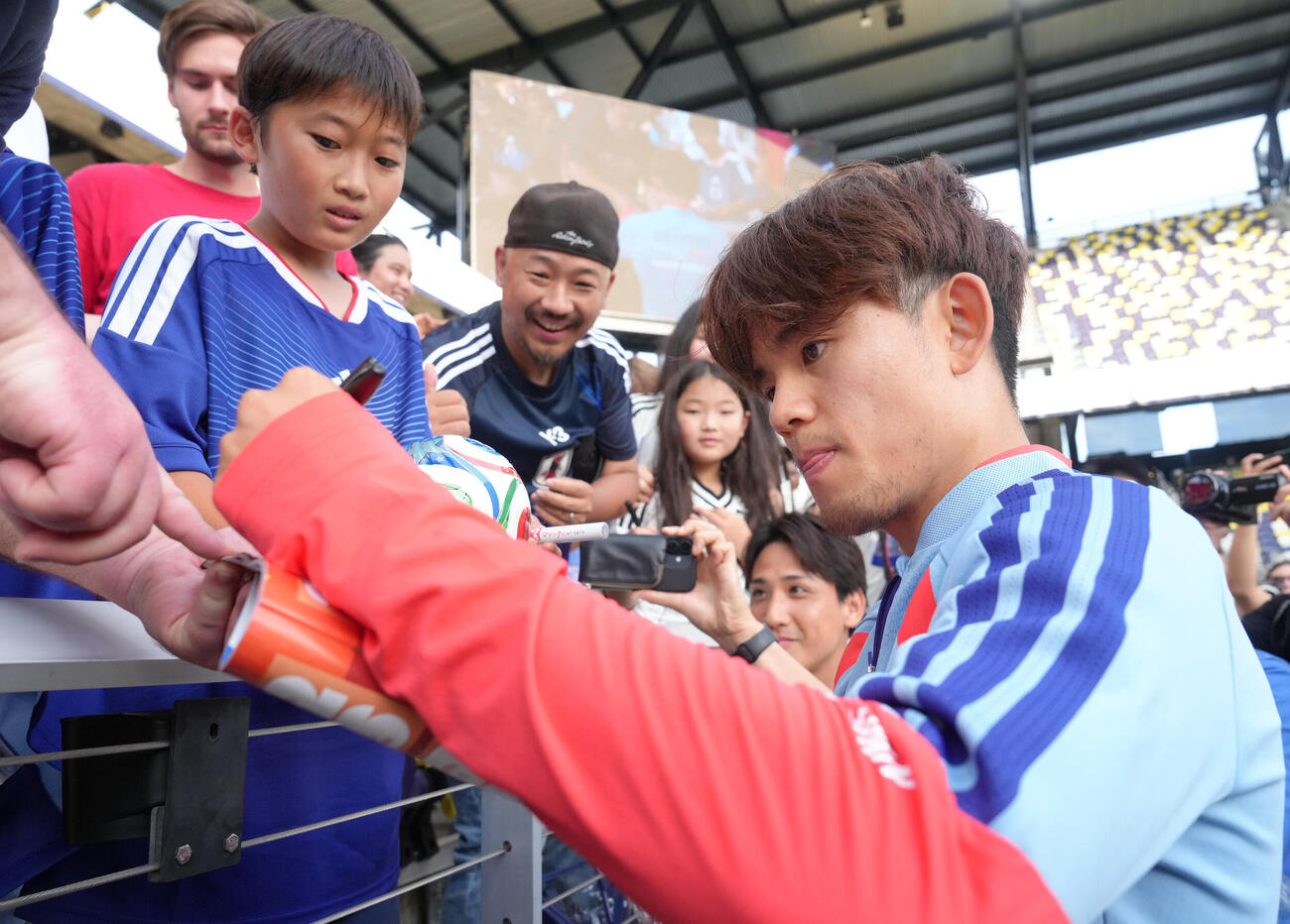 サッカー日本代表W杯北中米大会ベースキャンプ　スタンドのファンのサインに応える久保建英（撮影・足立雅史）＝2026年6月8日（現地時間）