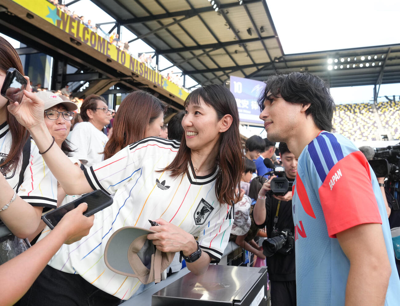 サッカー日本代表W杯北中米大会ベースキャンプ　スタンドのファンの写真撮影に応える冨安健洋（撮影・足立雅史）＝2026年6月8日（現地時間）