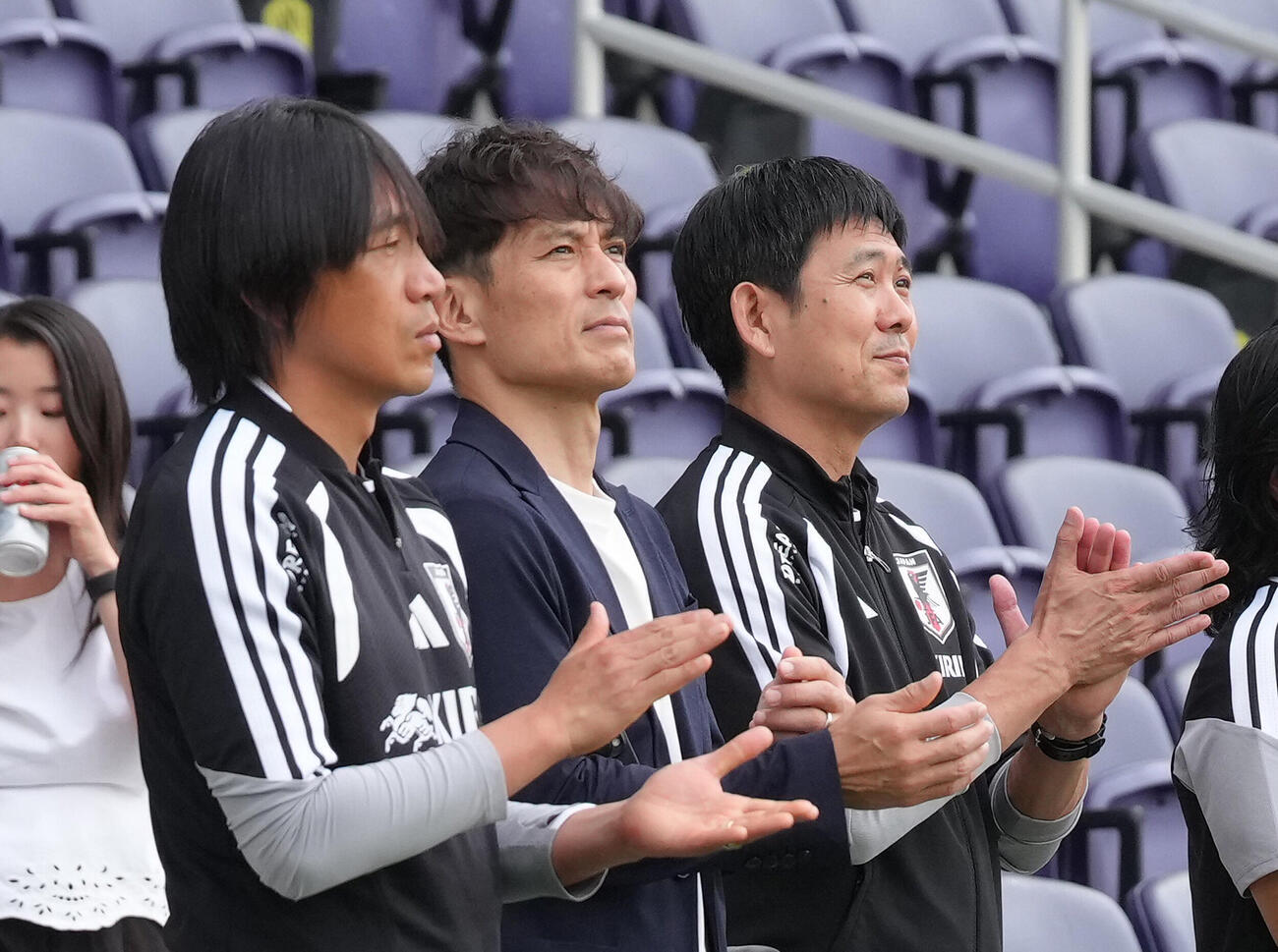 サッカー日本代表W杯北中米大会事前合宿　歓迎セレモニー＾を見つめる、左から中村俊輔コーチ、JFA宮本恒靖会長、森保一監督（撮影・足立雅史）＝2026年6月8日（現地時間）