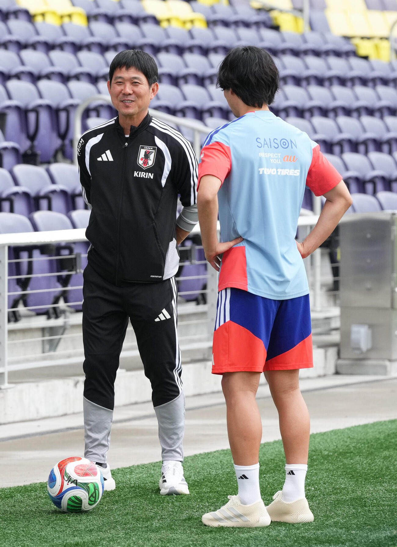 サッカー日本代表W杯北中米大会事前合宿　チームに合流した南野拓実（右）と笑顔で話す森保一監督（撮影・足立雅史）＝2026年6月8日（現地時間）
