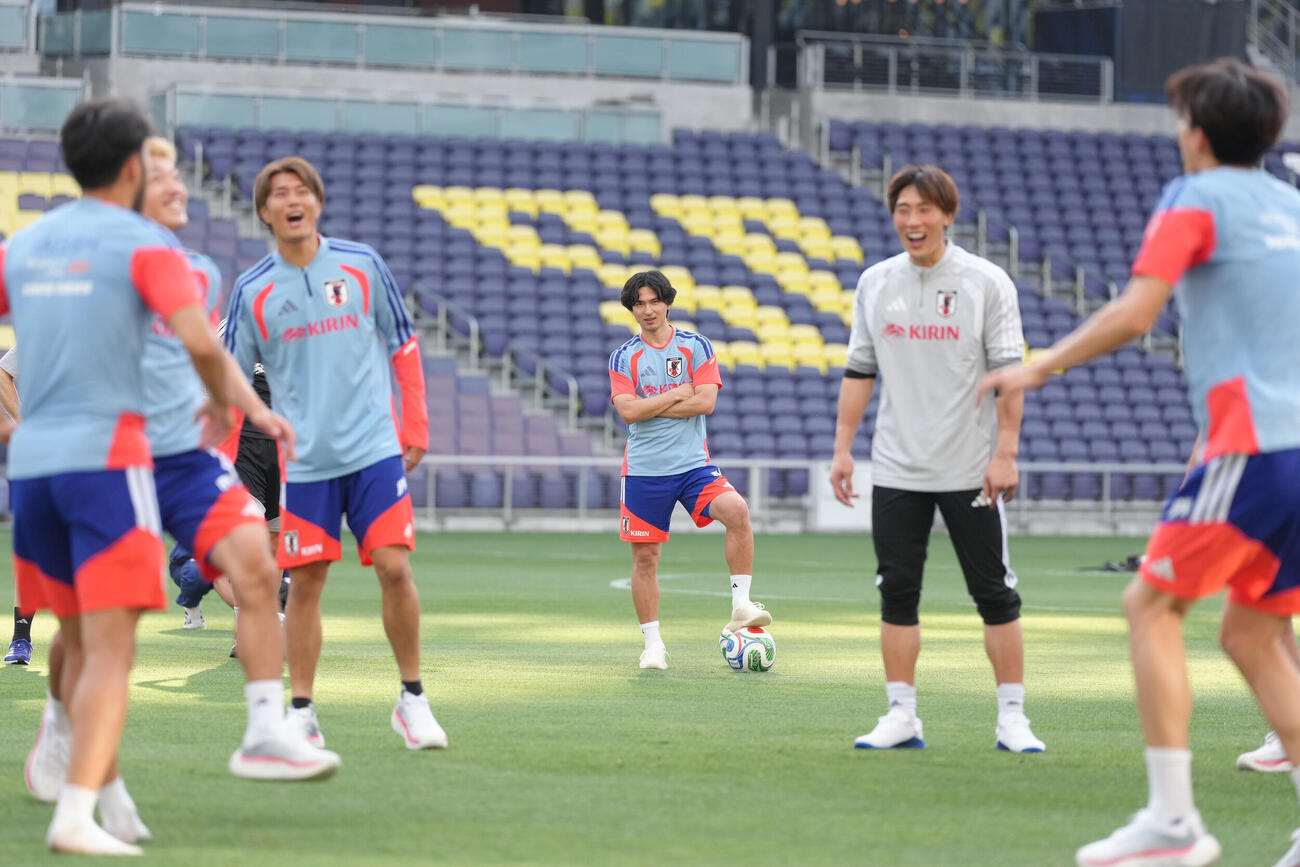 練習を見つめる南野拓実（中央）（撮影・足立雅史）