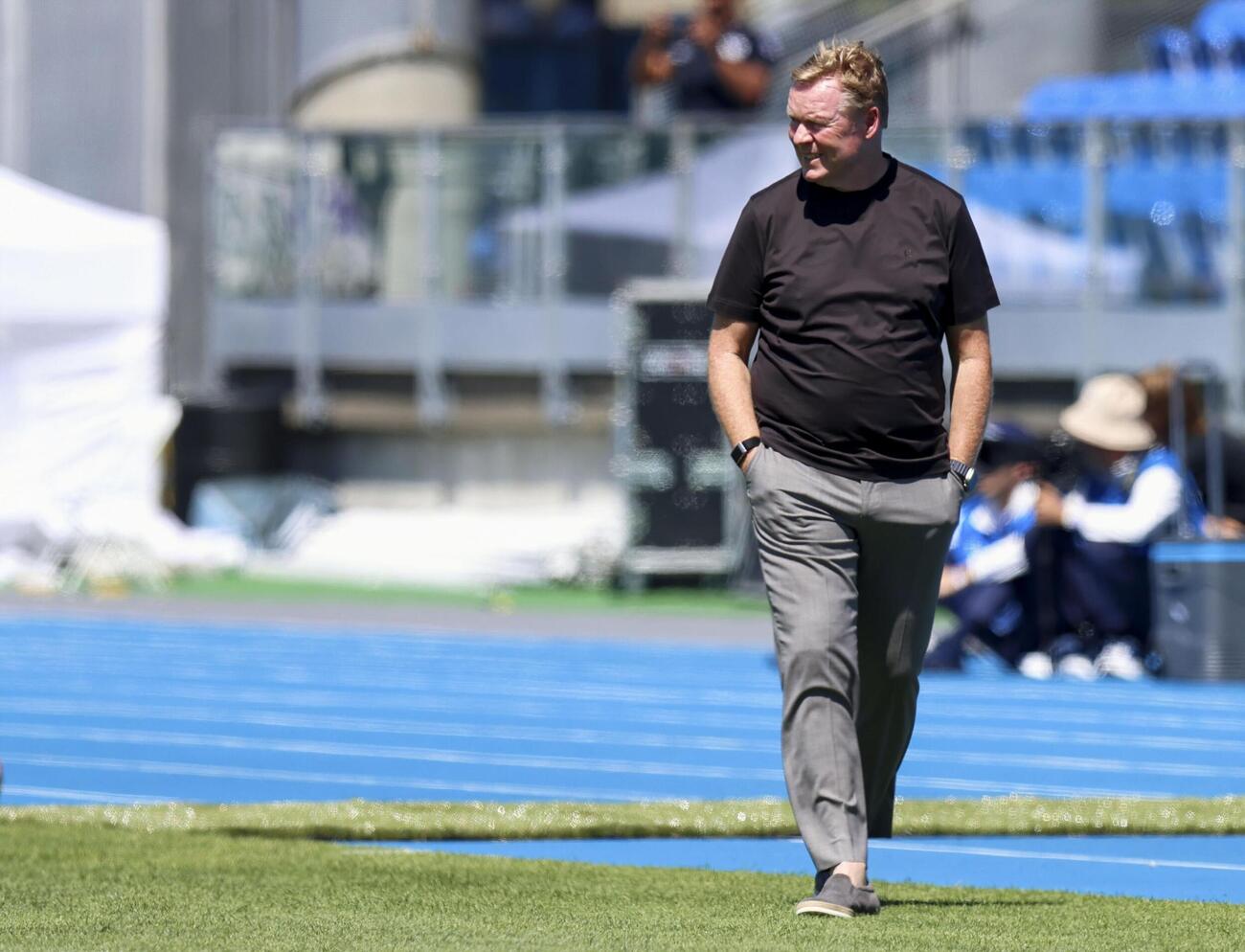 国際親善試合のウズベキスタン戦で戦況を見守るオランダのクーマン監督（ISI Photos提供・ゲッティ＝共同）