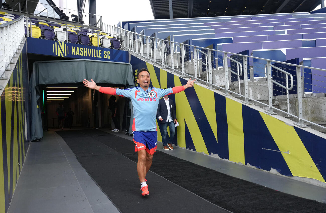 サッカー日本代表W杯北中米大会事前合宿　両手を広げ笑顔でスタジアムに入る長友佑都（撮影・足立雅史）＝2026年6月8日（現地時間）