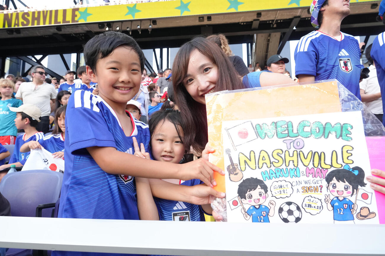 サッカー日本代表W杯北中米大会ベースキャンプ　スタンドでメッセージボードを掲げる親子（撮影・足立雅史）＝2026年6月8日（現地時間）