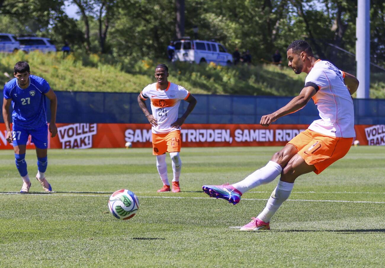 国際親善試合のウズベキスタン戦でPKを決めるオランダのハクポ（右）（ISI Photos提供・ゲッティ＝共同）