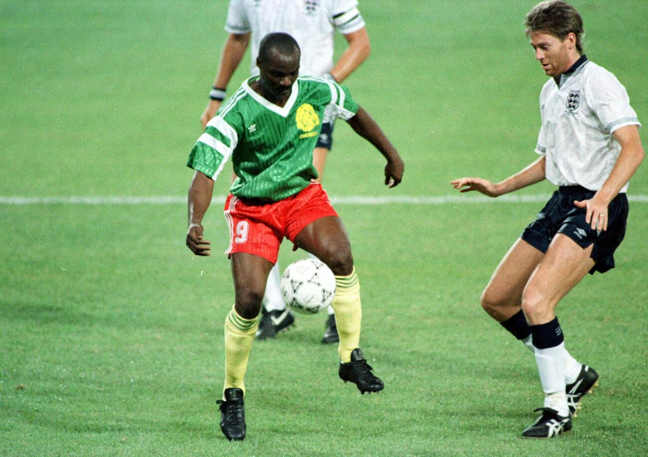 W杯イタリア大会準々決勝　イングランド対カメルーン　ボールをキープするロジェ・ミラ（左）（90年7月1日撮影）