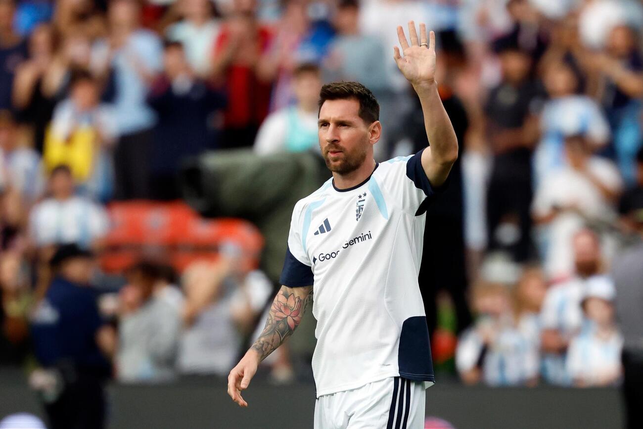アイスランドとの国際親善試合でファンの声援に応えるアルゼンチンのメッシ（AP）