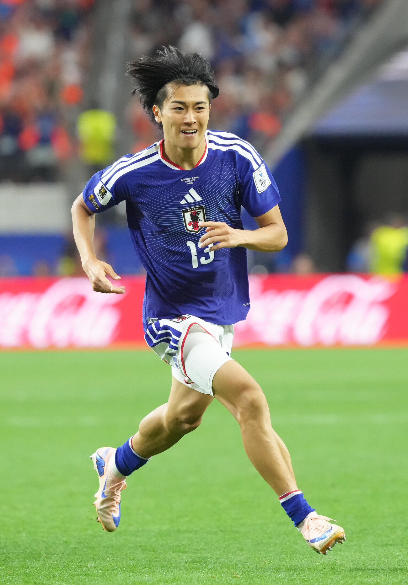 W杯北中米大会　1次リーグ　第1戦　日本対オランダ　前半、オランダのファージル・ファンダイク（中央右）とボールを奪い合う上田綺世（撮影・足立雅史）