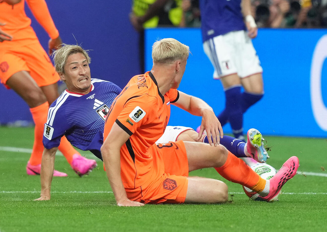 W杯北中米大会　1次リーグ　第1戦　日本対オランダ　前半、ドリブルするオランダのファージル・ファンダイク（左）のボールをカットに向かう上田綺世。手前右はフレンキー・デヨング（撮影・足立雅史）
